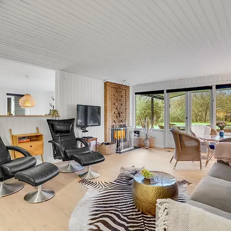 2 Bedroom Stunning In *
